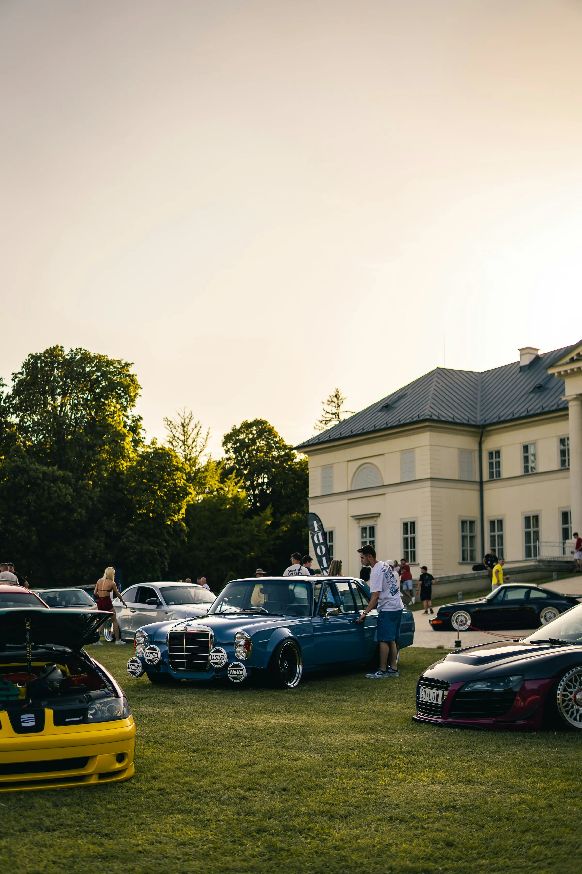 Oldtimeri parkirani na travnjaku ispred dvorca za vrijeme susreta
